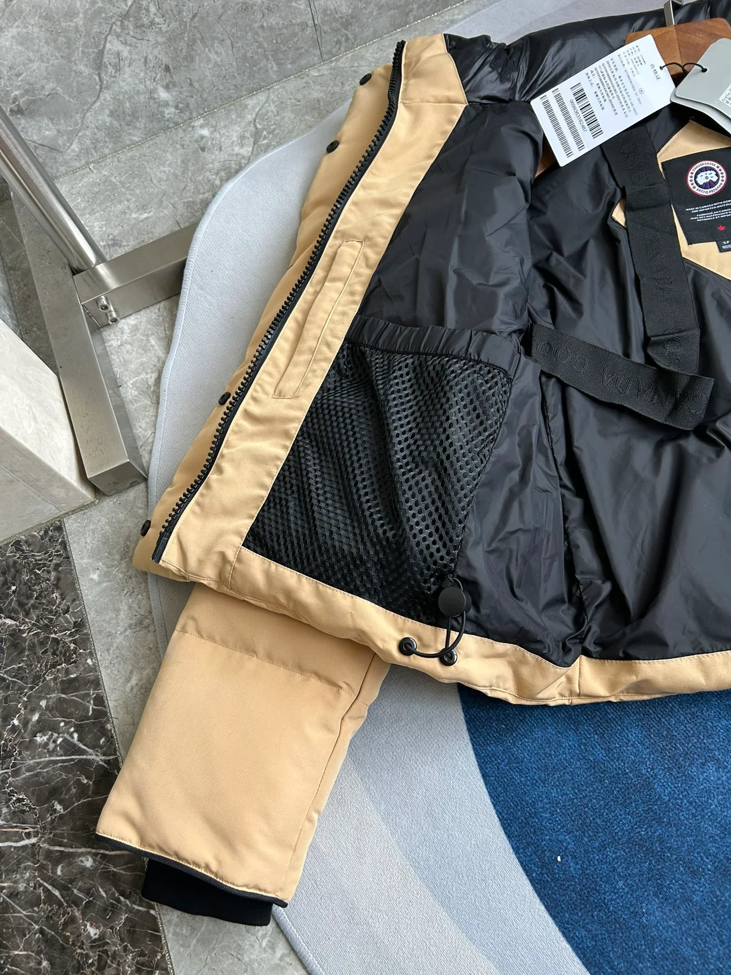 P880 E2266WB Grandview black label short jacket down jacket. Constructed from Arctic Tech recycled fabric®, it features a cinchable hem for sleek styling and storage. Color: Beige. Size: XS S M L XL.